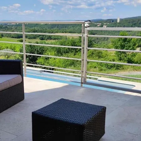 Privative Des Cinq Tours Avec Piscine Vinezac
