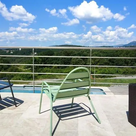 Privative Des Cinq Tours Avec Piscine Vinezac